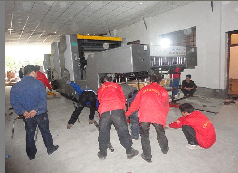 坦克搬運車移動轉(zhuǎn)移印刷機(jī)械搬至新廠房